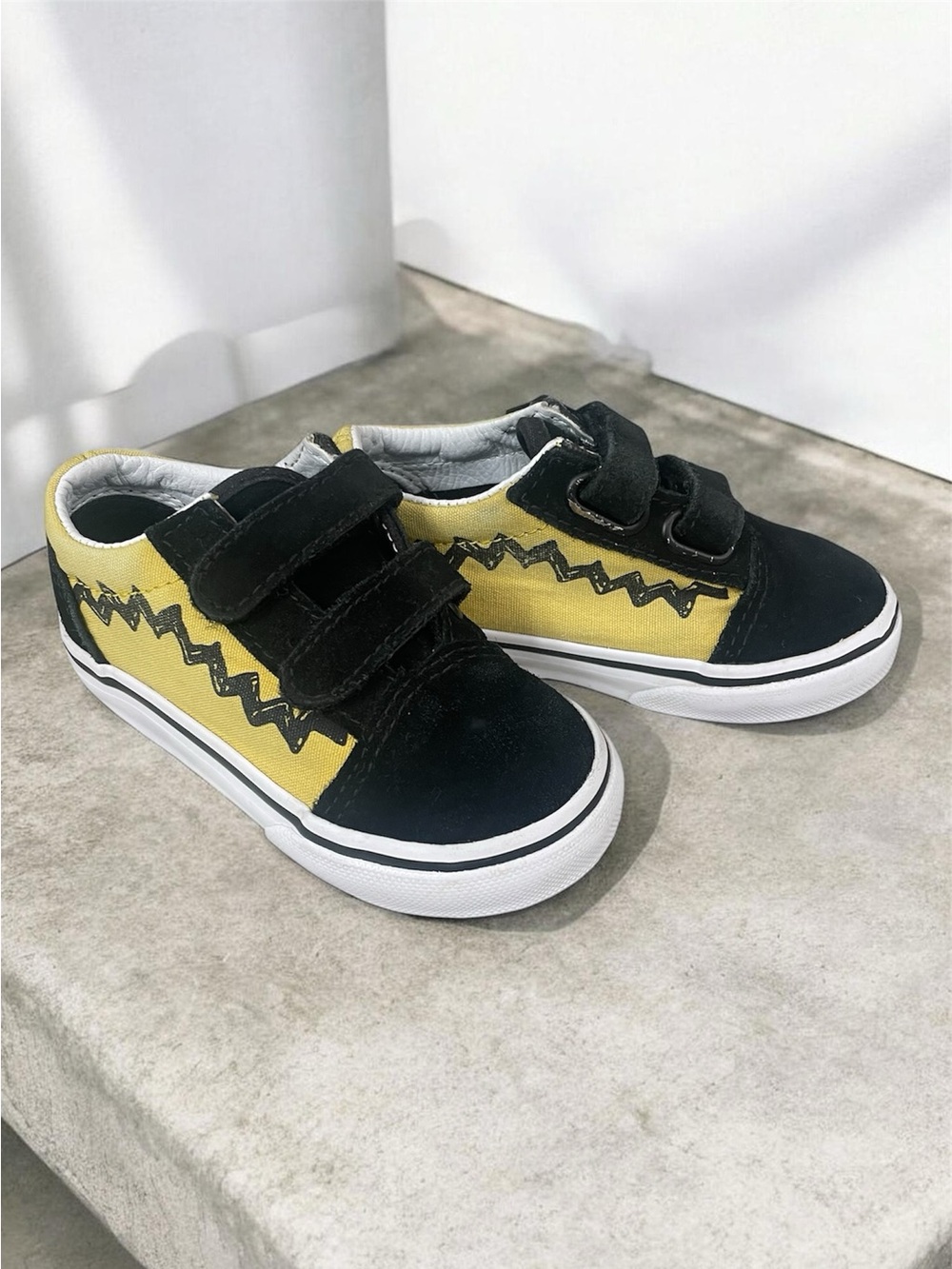 Vans Old Skool V "Charlie Brown" “Peanuts” Yellow & Black Sneakers Size 6.5